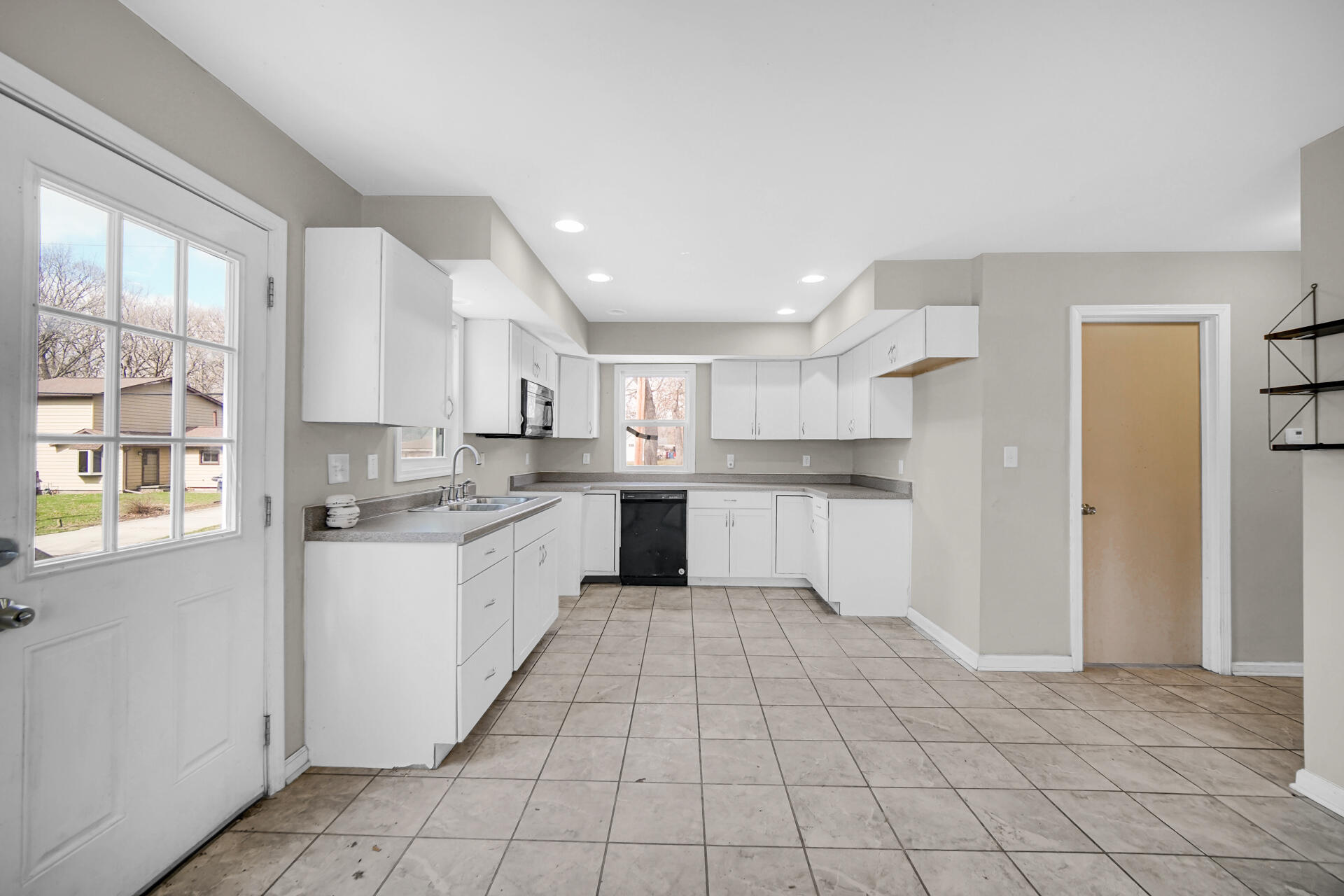 6415 W 146th Place