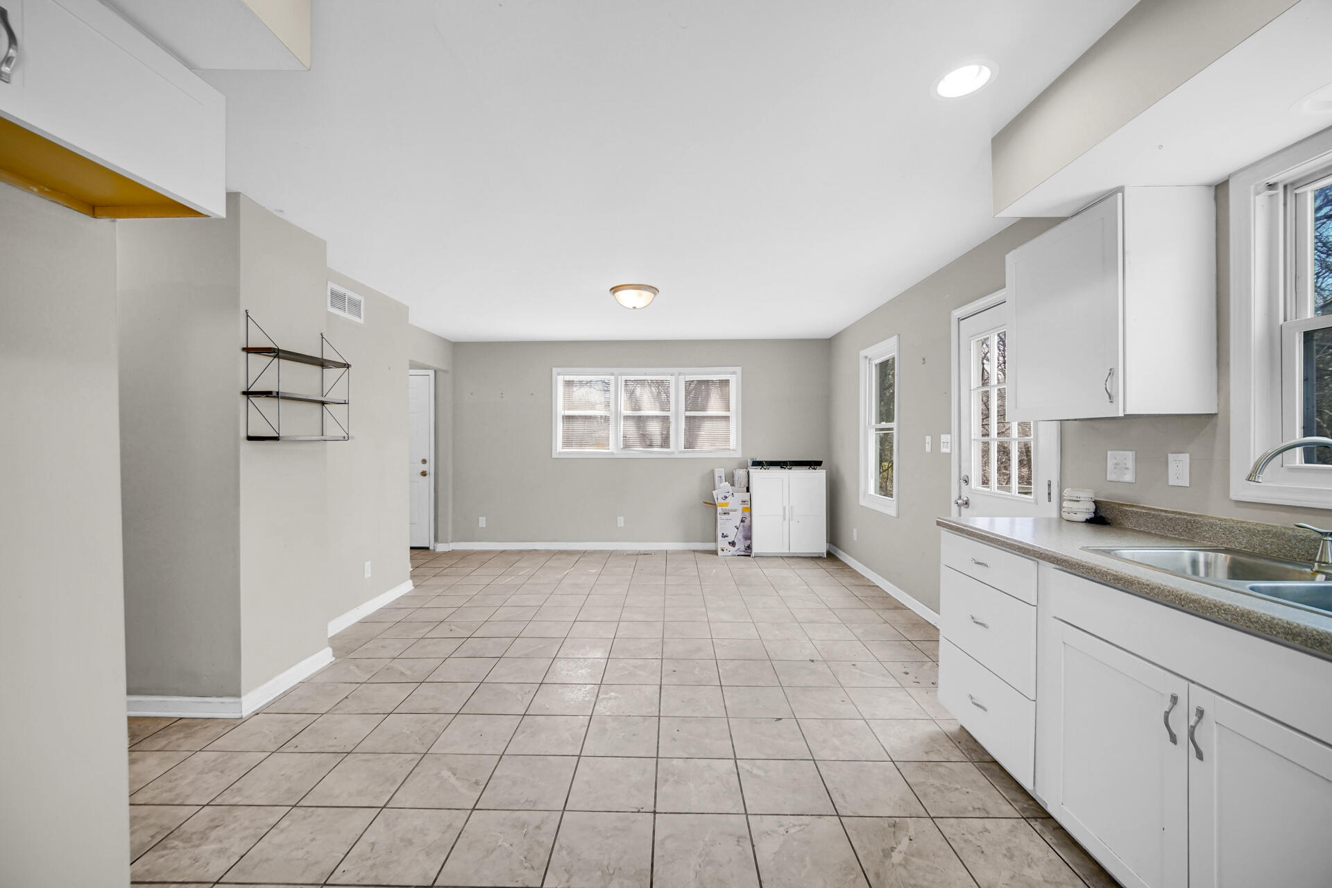 6415 W 146th Place