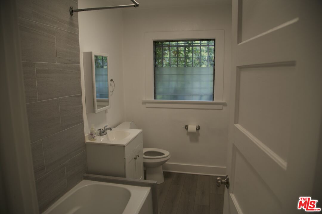 1215 N Poinsettia Pl