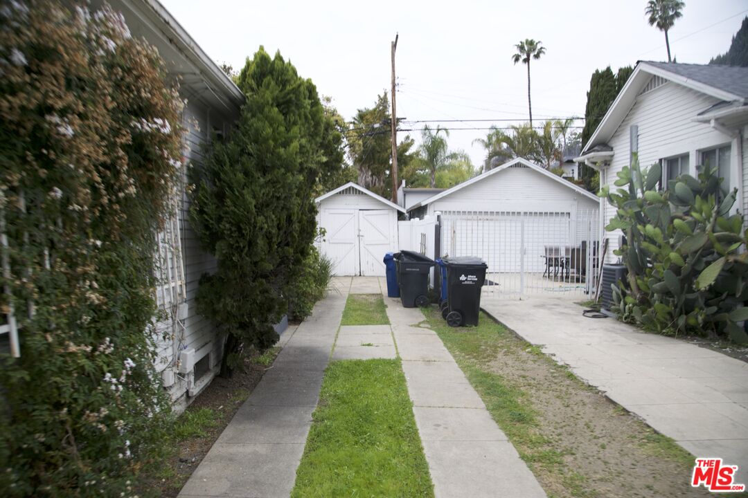 1215 N Poinsettia Pl