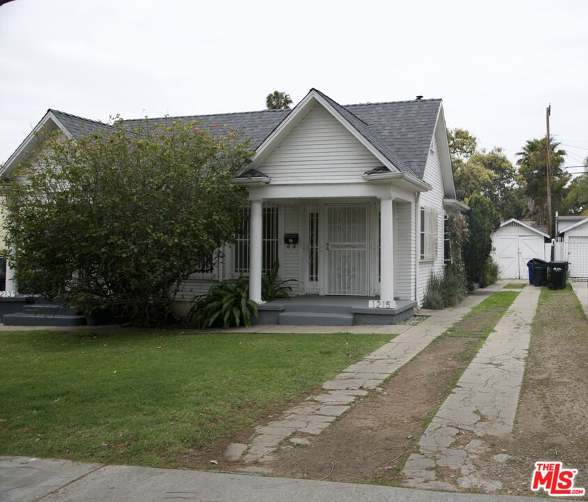 1215 N Poinsettia Pl