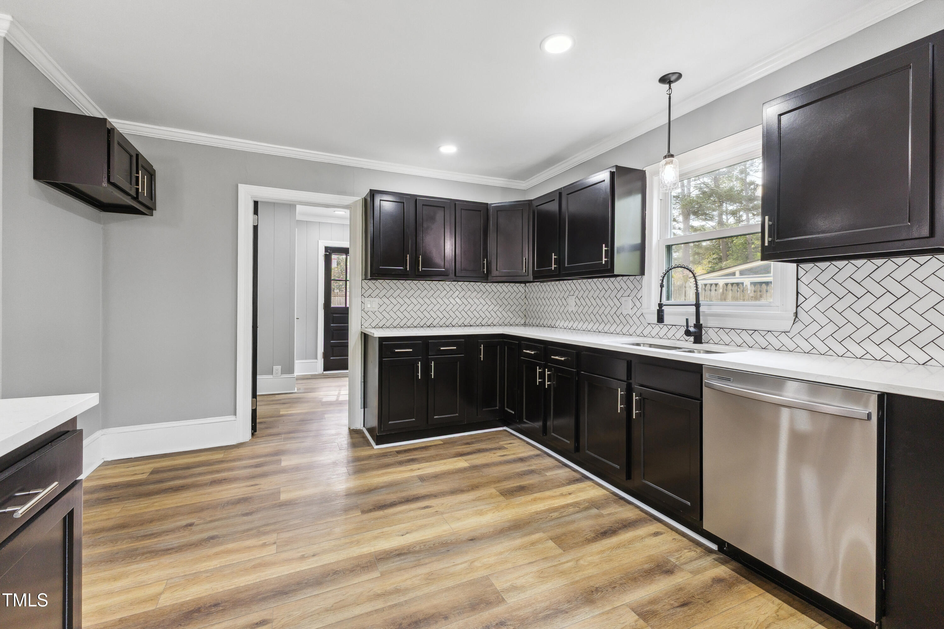 1112 Lakeside Drive NW
