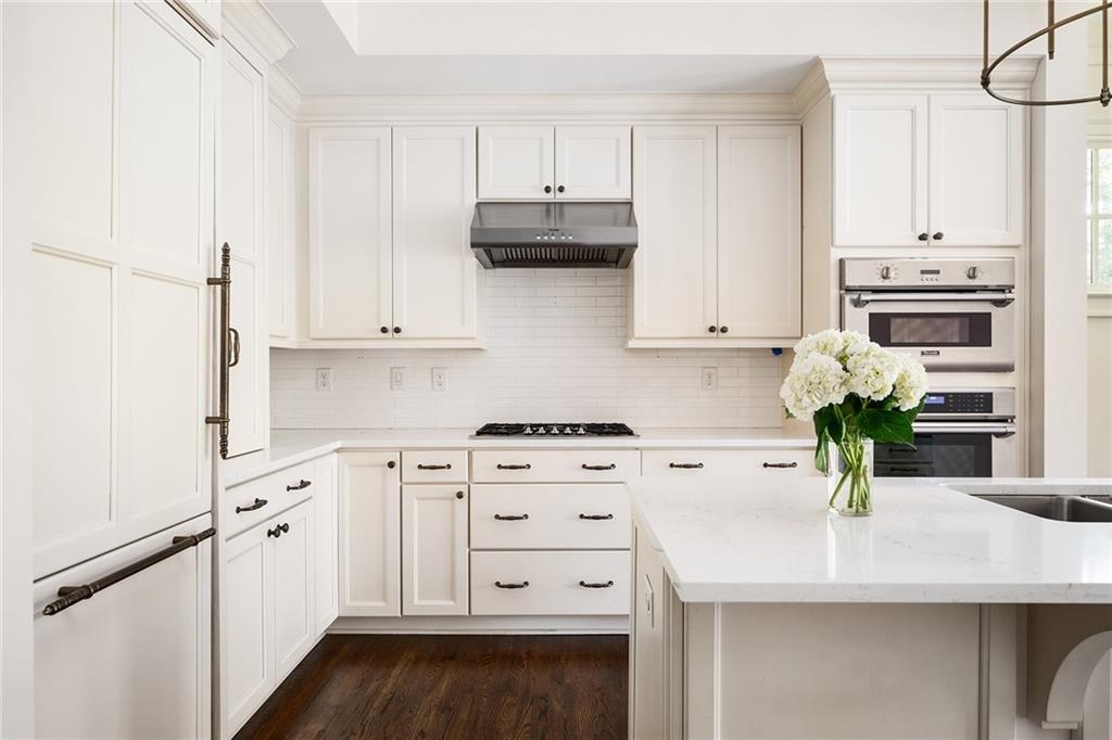 1043 E Club Court NE