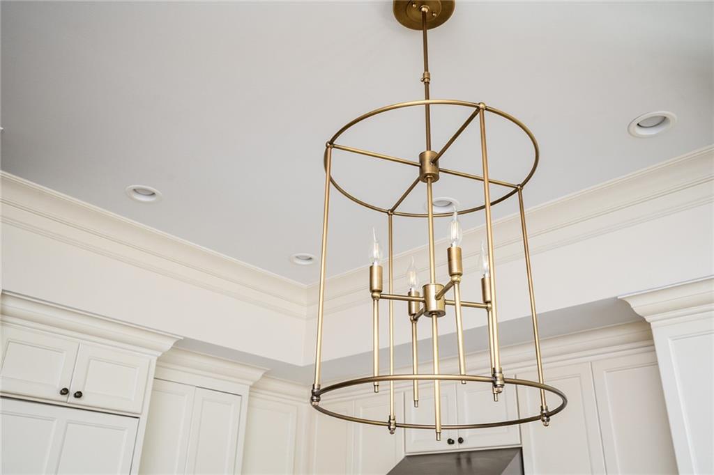 1043 E Club Court NE