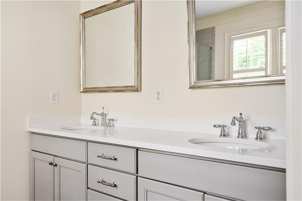 1043 E Club Court NE