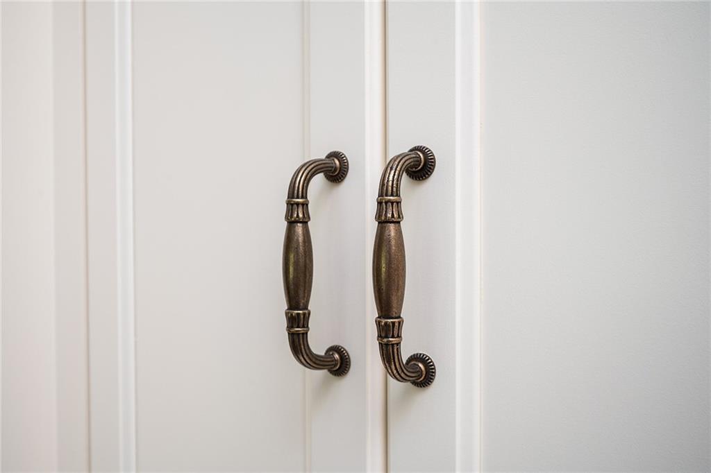 1043 E Club Court NE