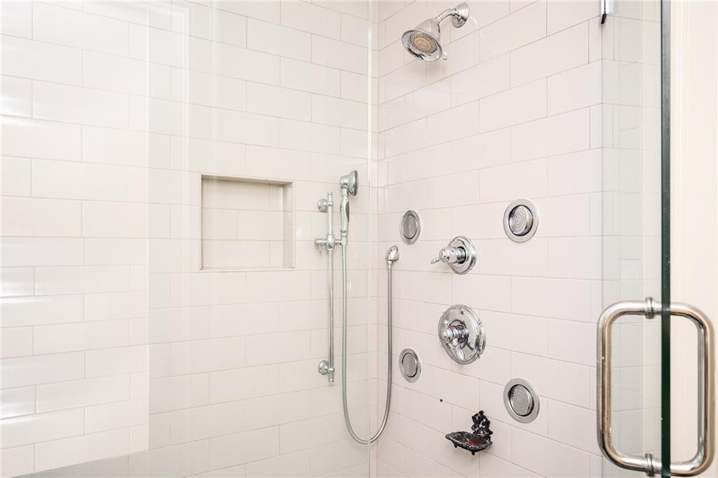 1043 E Club Court NE