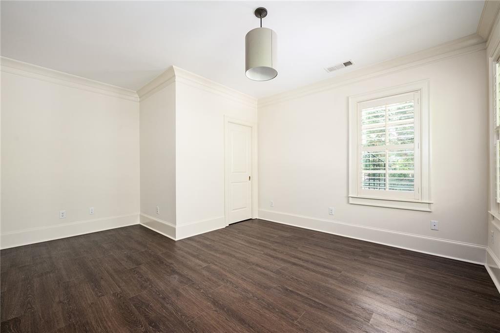 1043 E Club Court NE