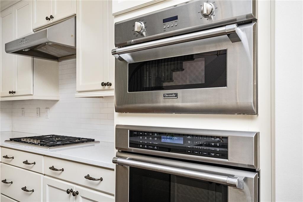 1043 E Club Court NE