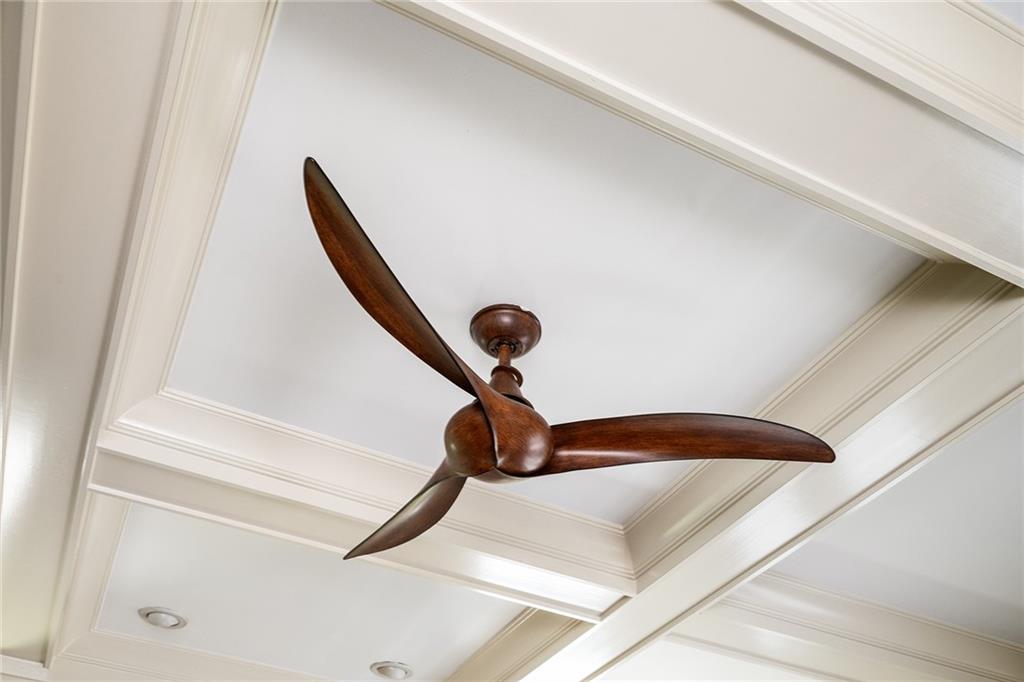 1043 E Club Court NE