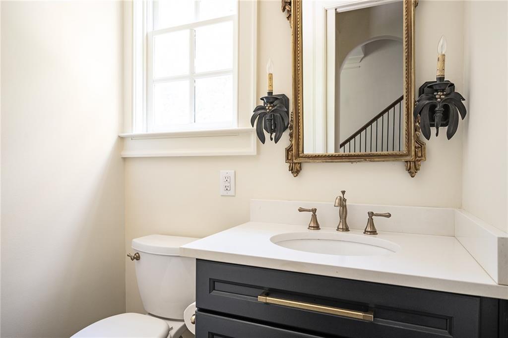 1043 E Club Court NE