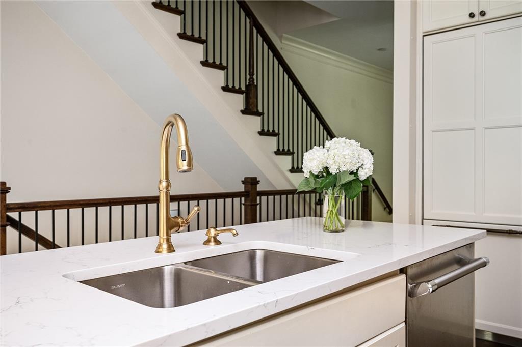 1043 E Club Court NE