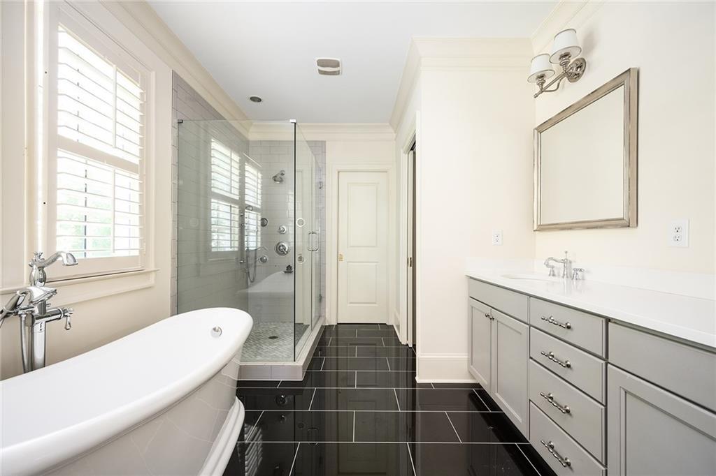 1043 E Club Court NE