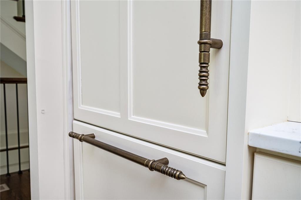 1043 E Club Court NE