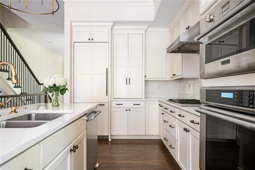 1043 E Club Court NE