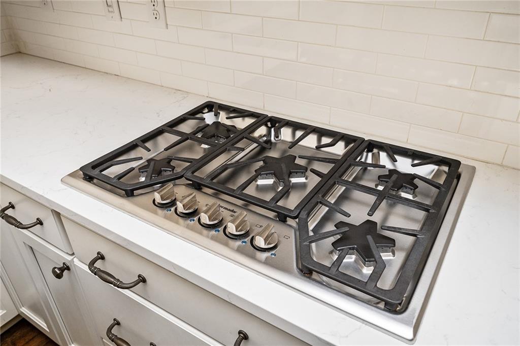 1043 E Club Court NE