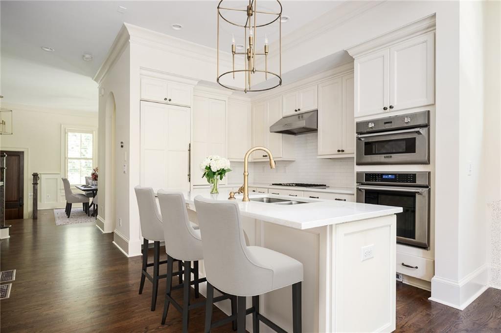 1043 E Club Court NE