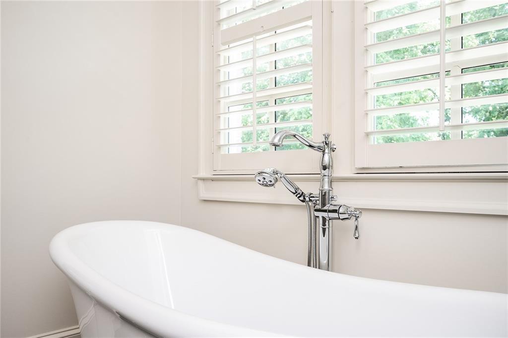 1043 E Club Court NE