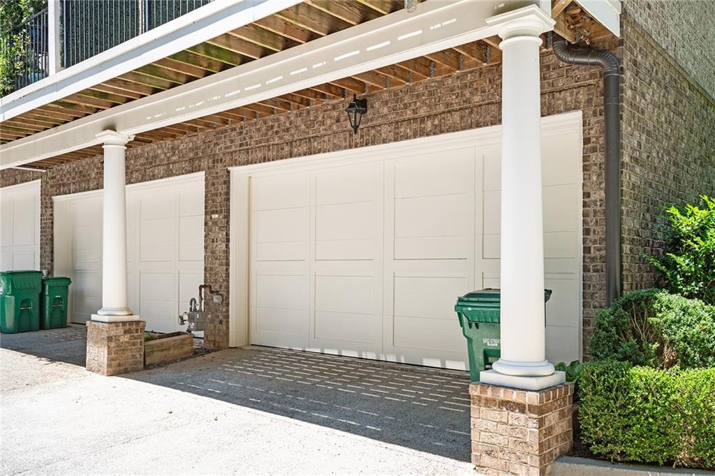 1043 E Club Court NE