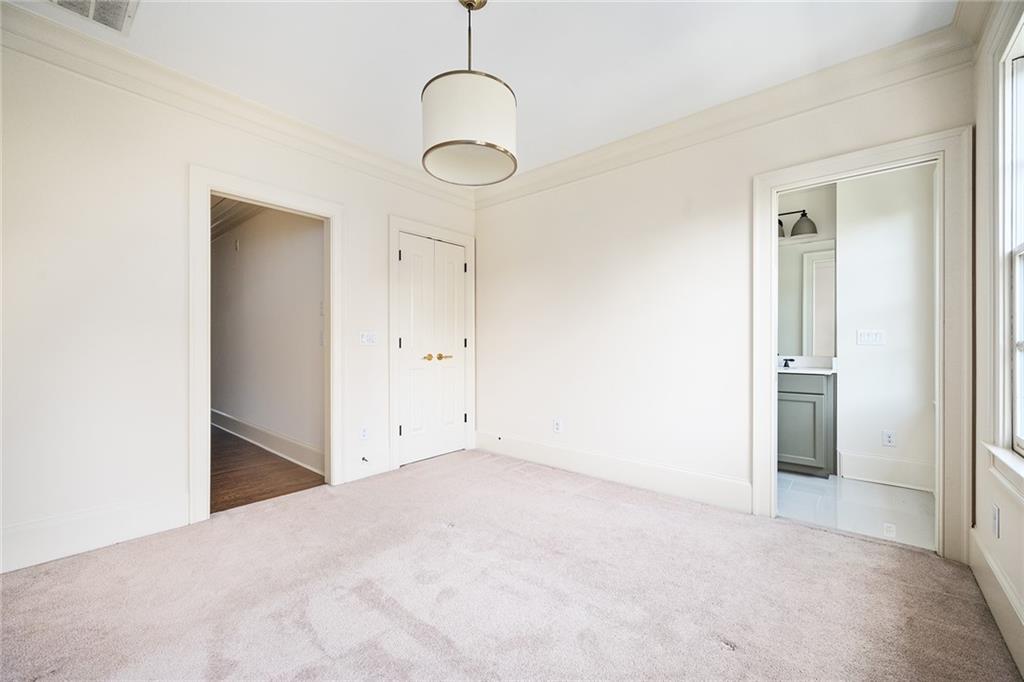 1043 E Club Court NE