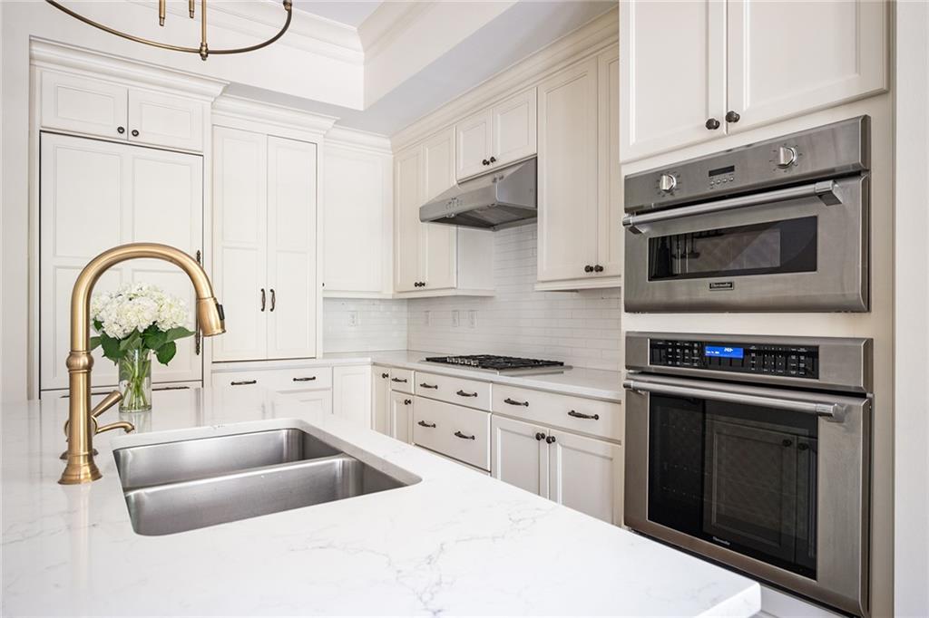 1043 E Club Court NE