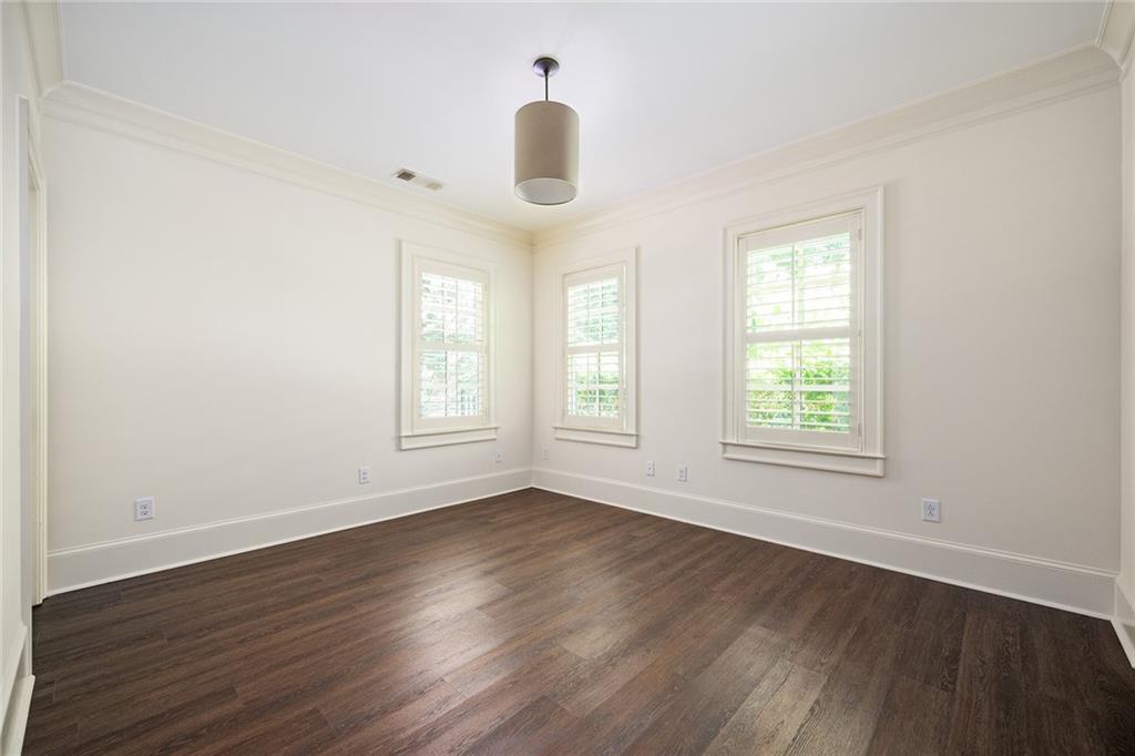 1043 E Club Court NE