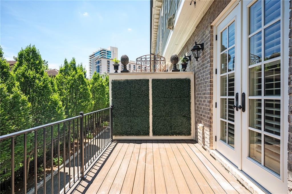 1043 E Club Court NE