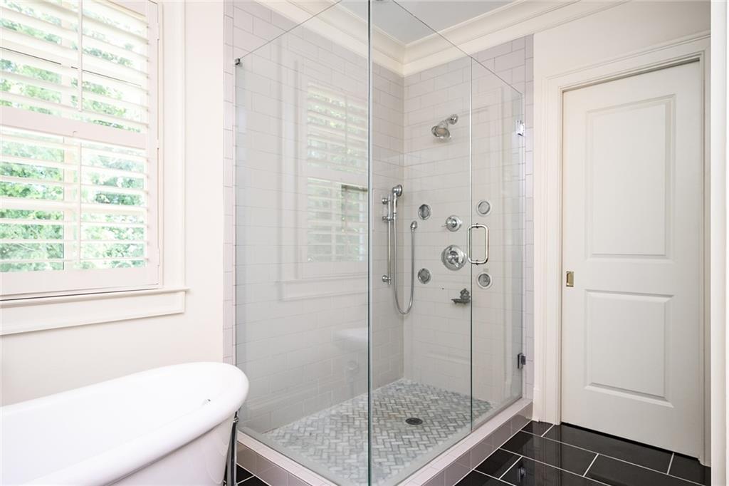 1043 E Club Court NE