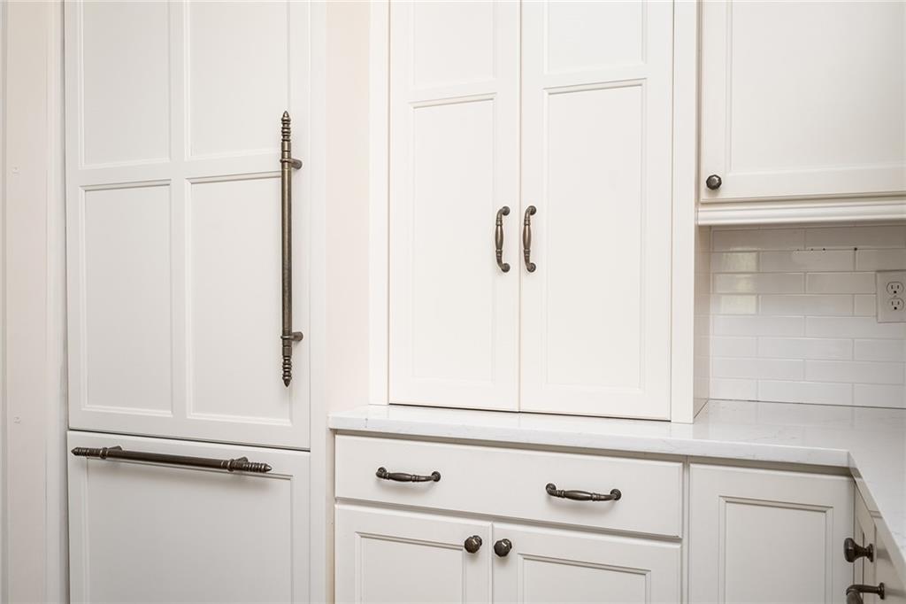 1043 E Club Court NE