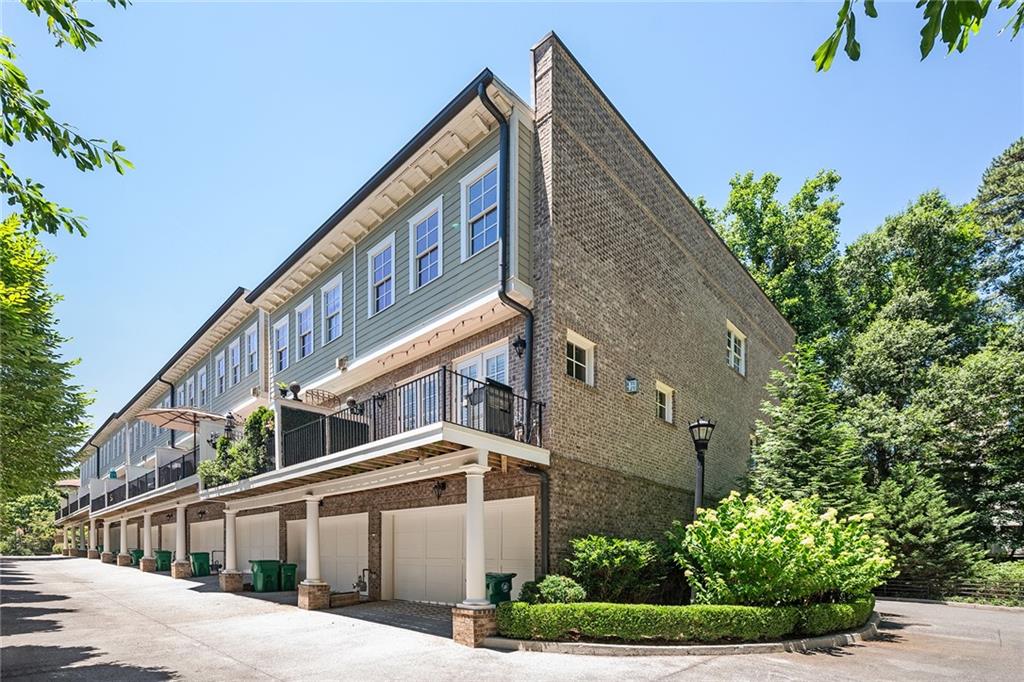 1043 E Club Court NE