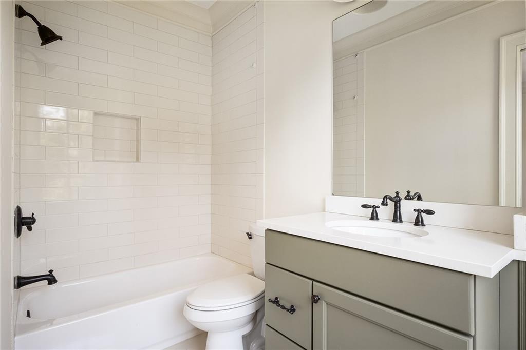 1043 E Club Court NE