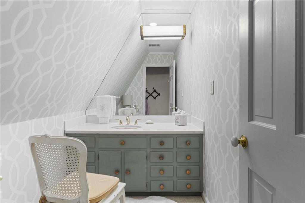 937 Buckingham Circle NW