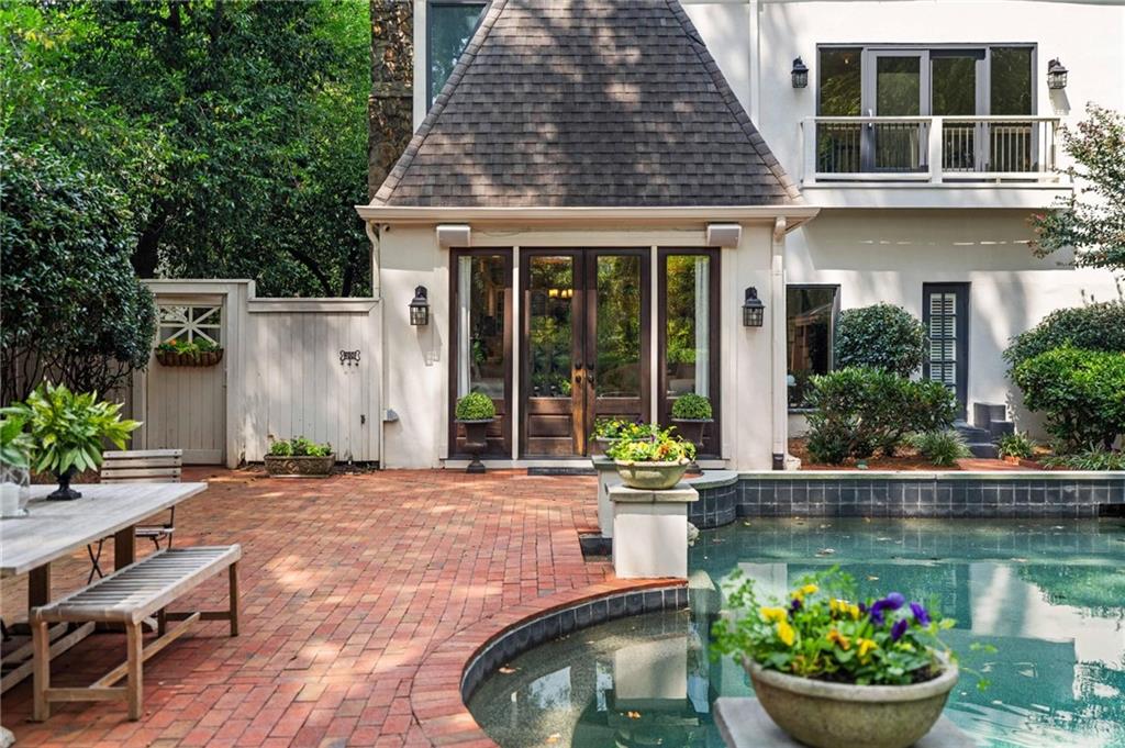 937 Buckingham Circle NW