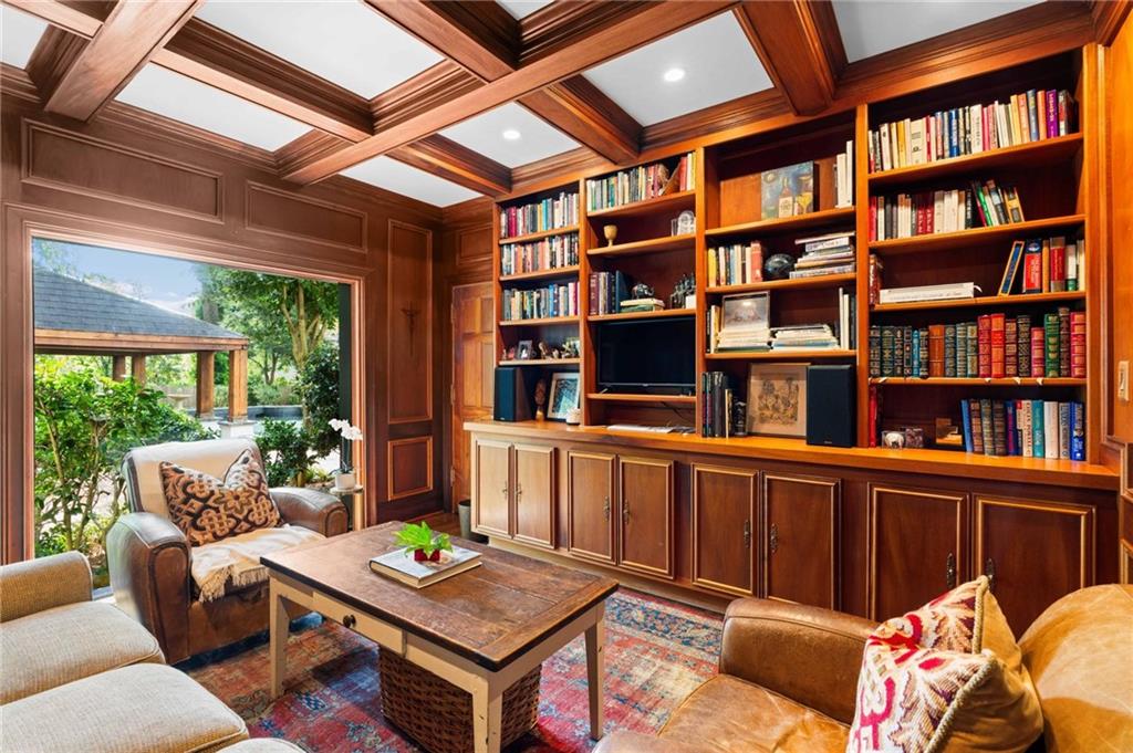 937 Buckingham Circle NW