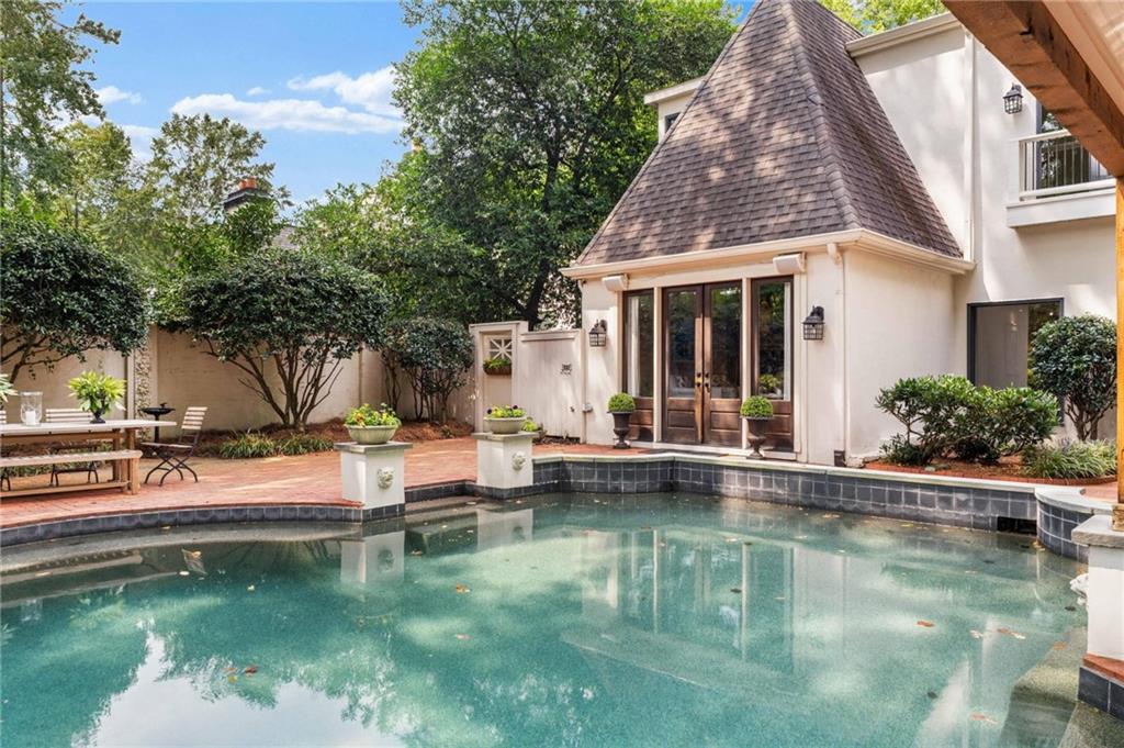 937 Buckingham Circle NW