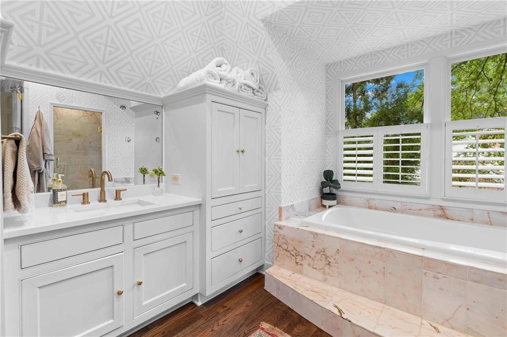 937 Buckingham Circle NW