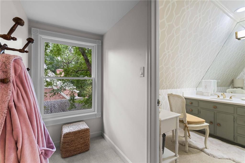 937 Buckingham Circle NW