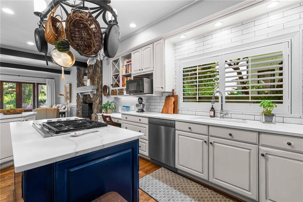 937 Buckingham Circle NW