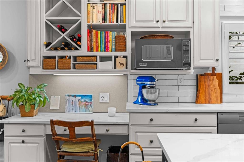 937 Buckingham Circle NW