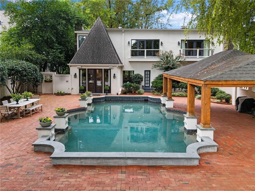 937 Buckingham Circle NW