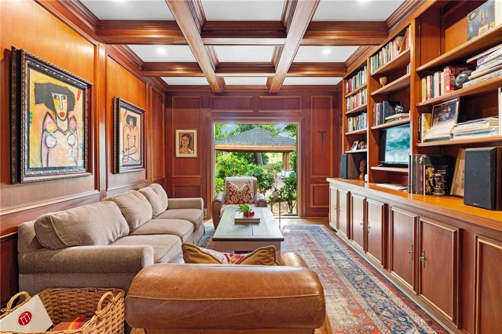 937 Buckingham Circle NW