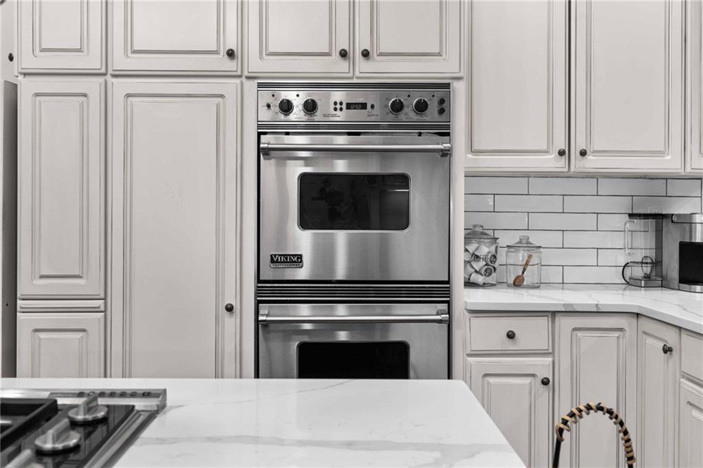 937 Buckingham Circle NW