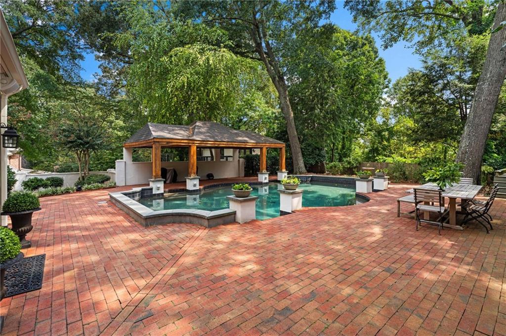 937 Buckingham Circle NW