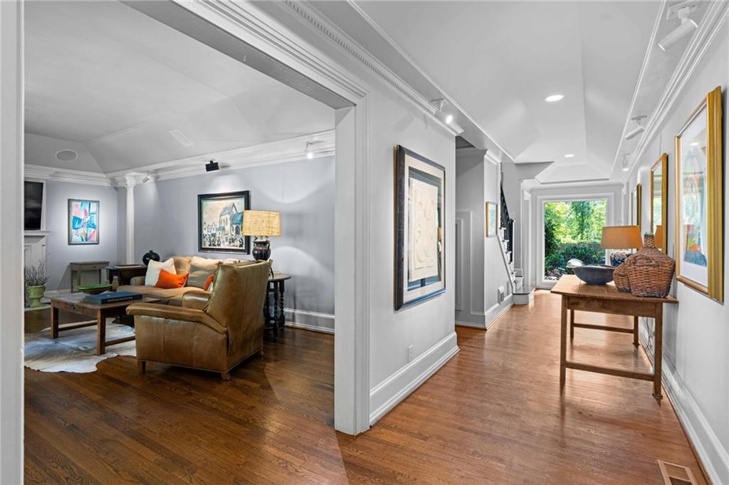 937 Buckingham Circle NW