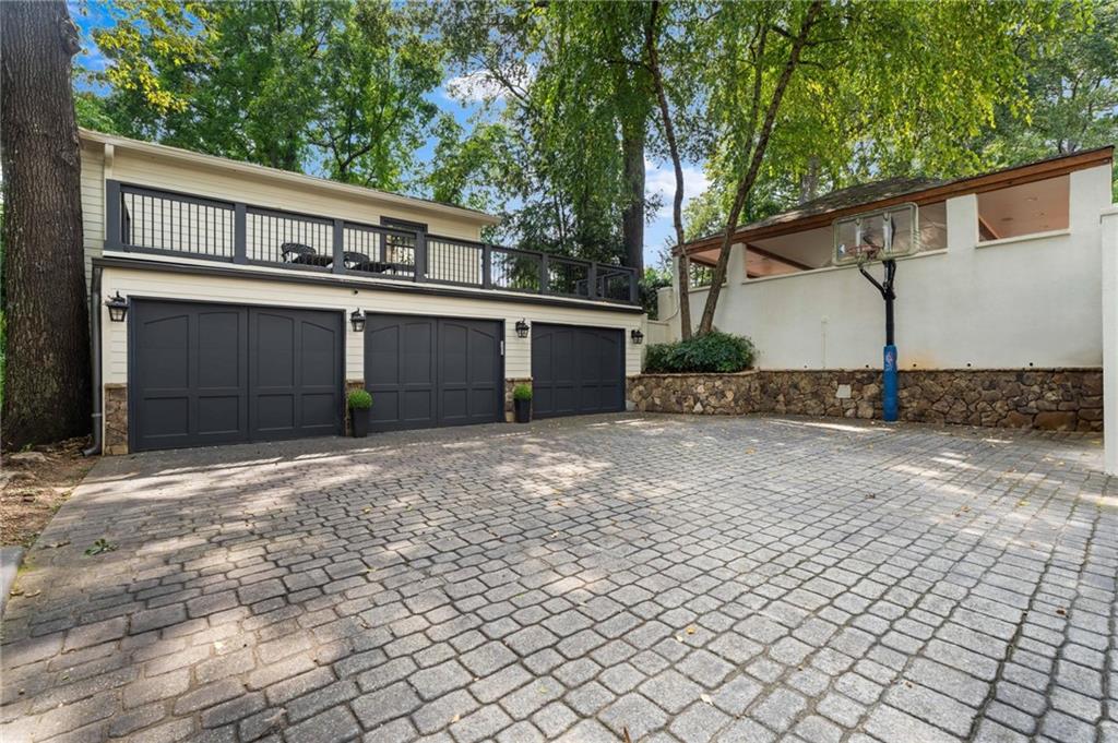 937 Buckingham Circle NW