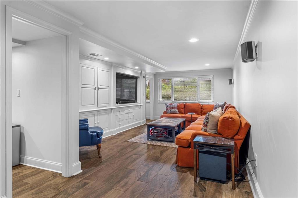 937 Buckingham Circle NW