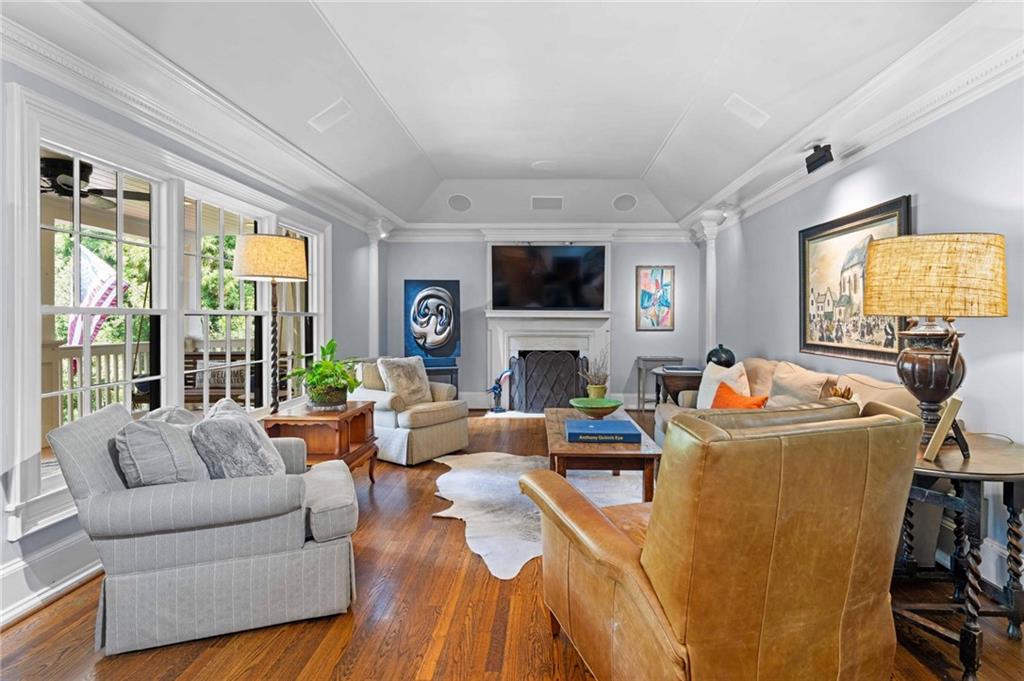 937 Buckingham Circle NW