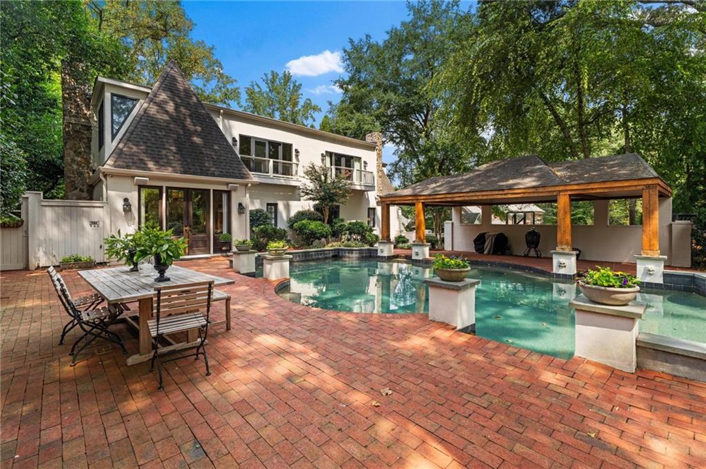 937 Buckingham Circle NW