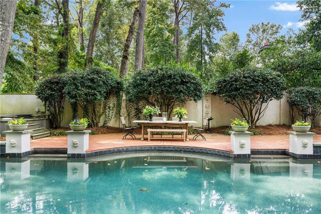 937 Buckingham Circle NW