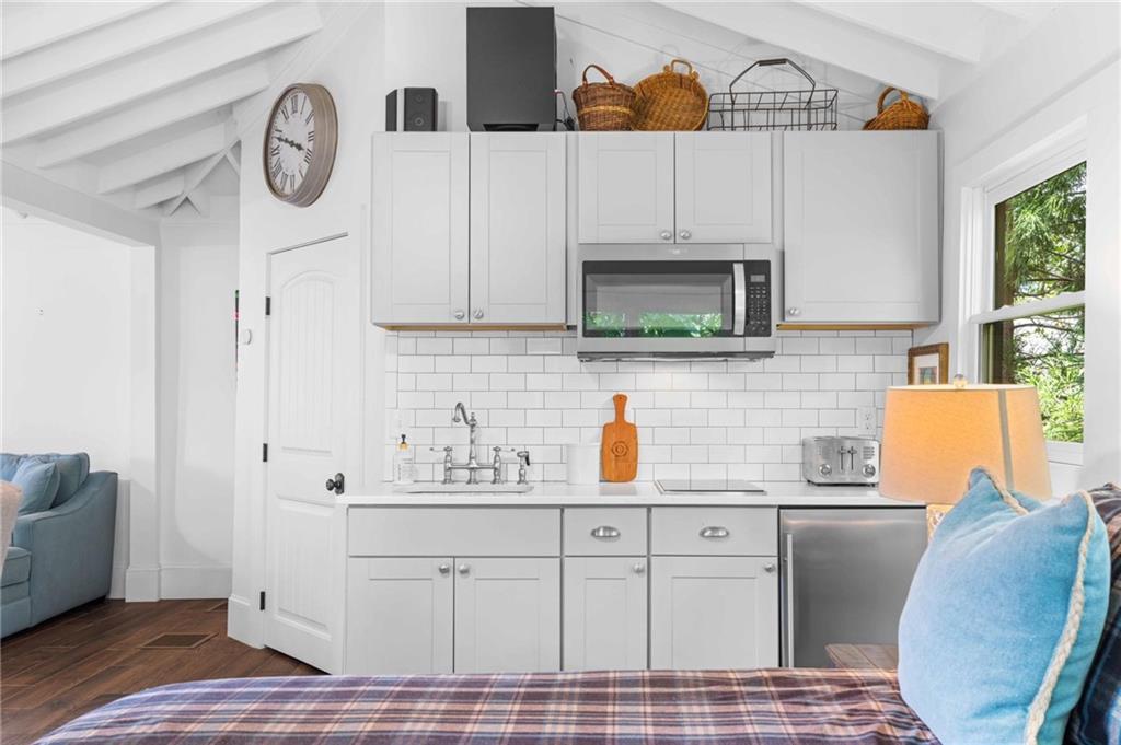 937 Buckingham Circle NW